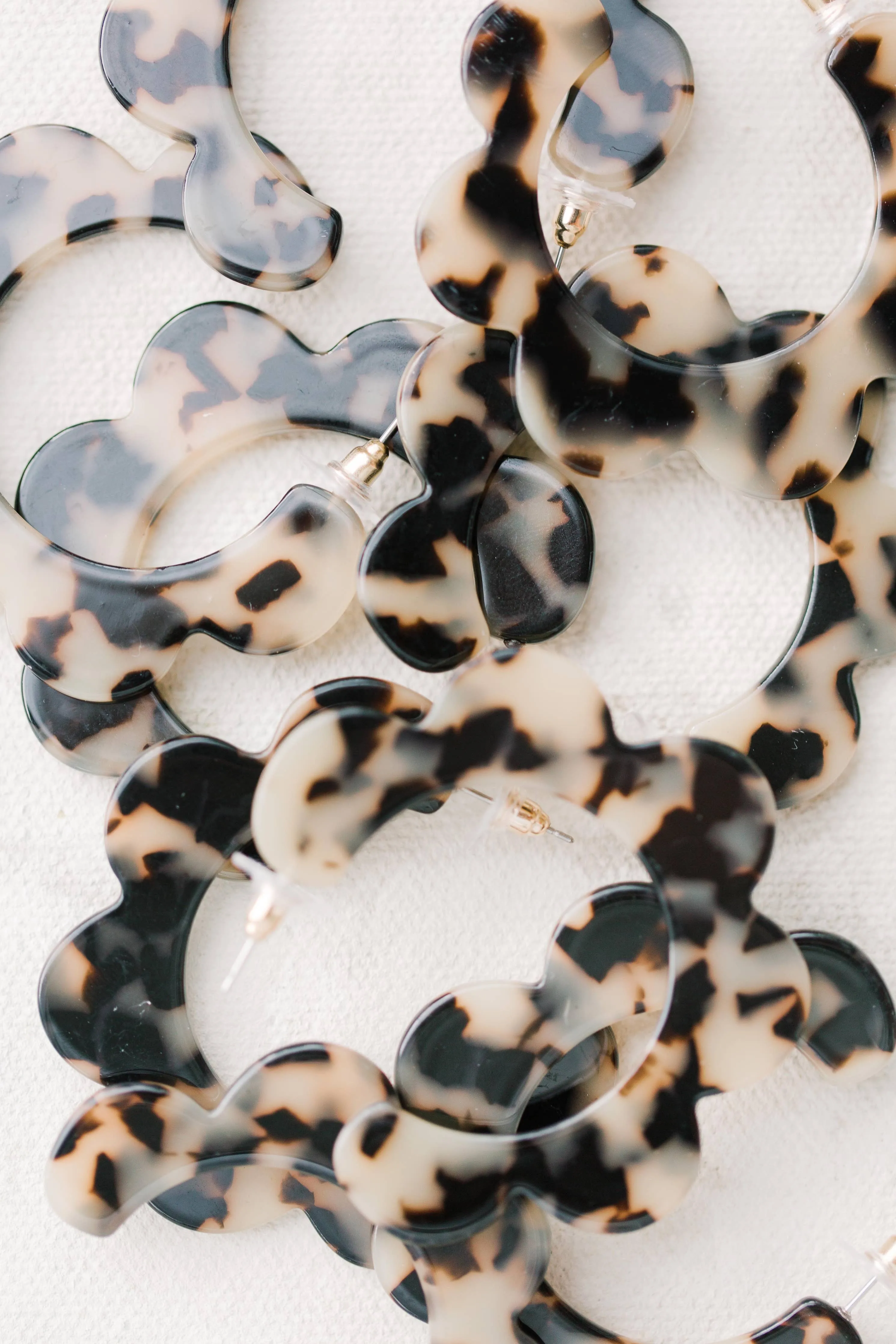 Blonde Tortoise Scalloped Hoop Earrings