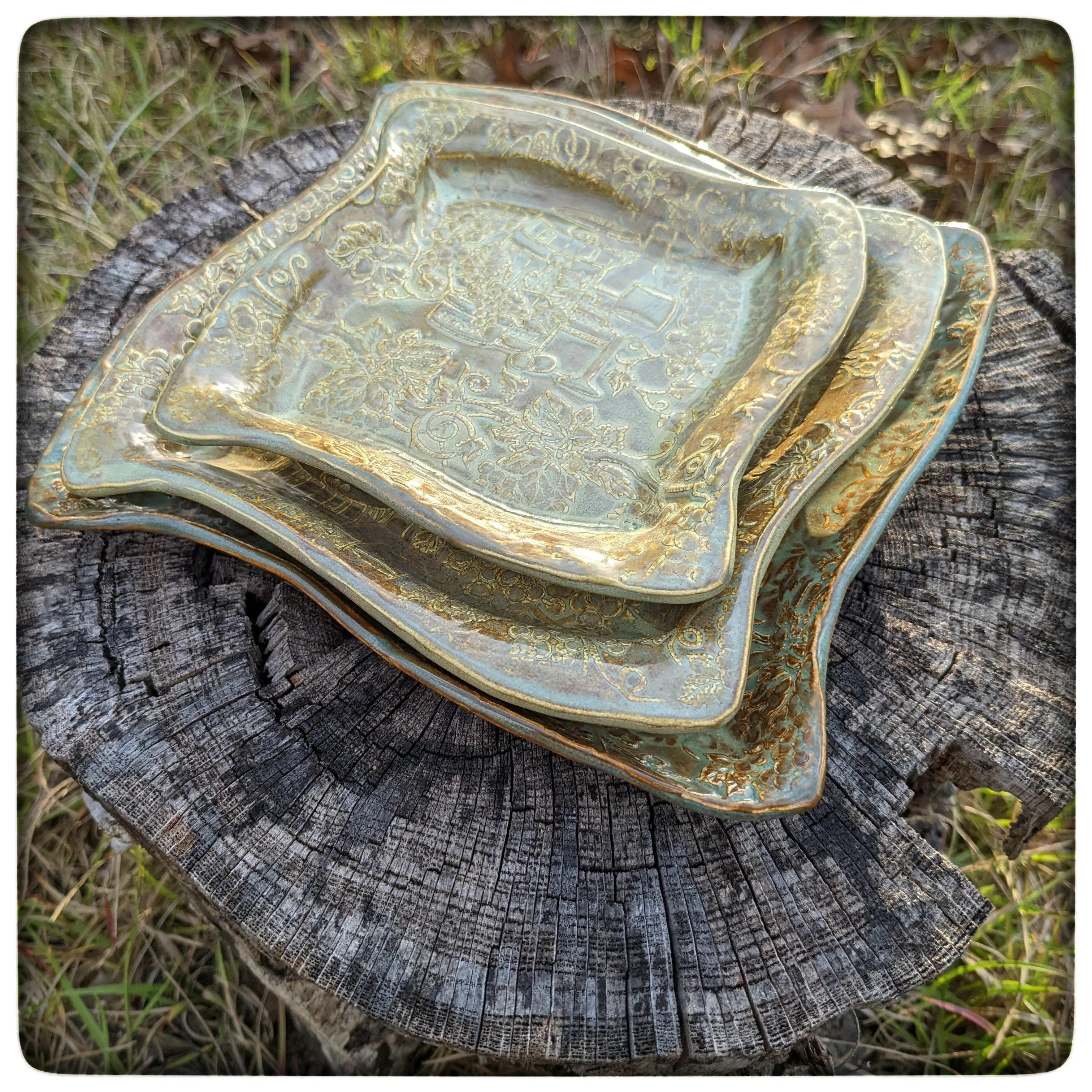 Grapevine swoopy square plate (8.5 inch)