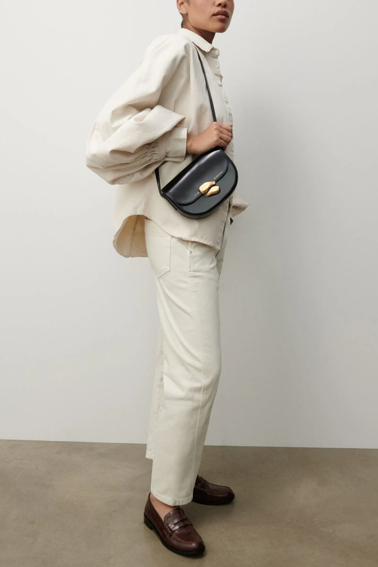 Saddle Bag With Sculptural Seal “Glossy Black”