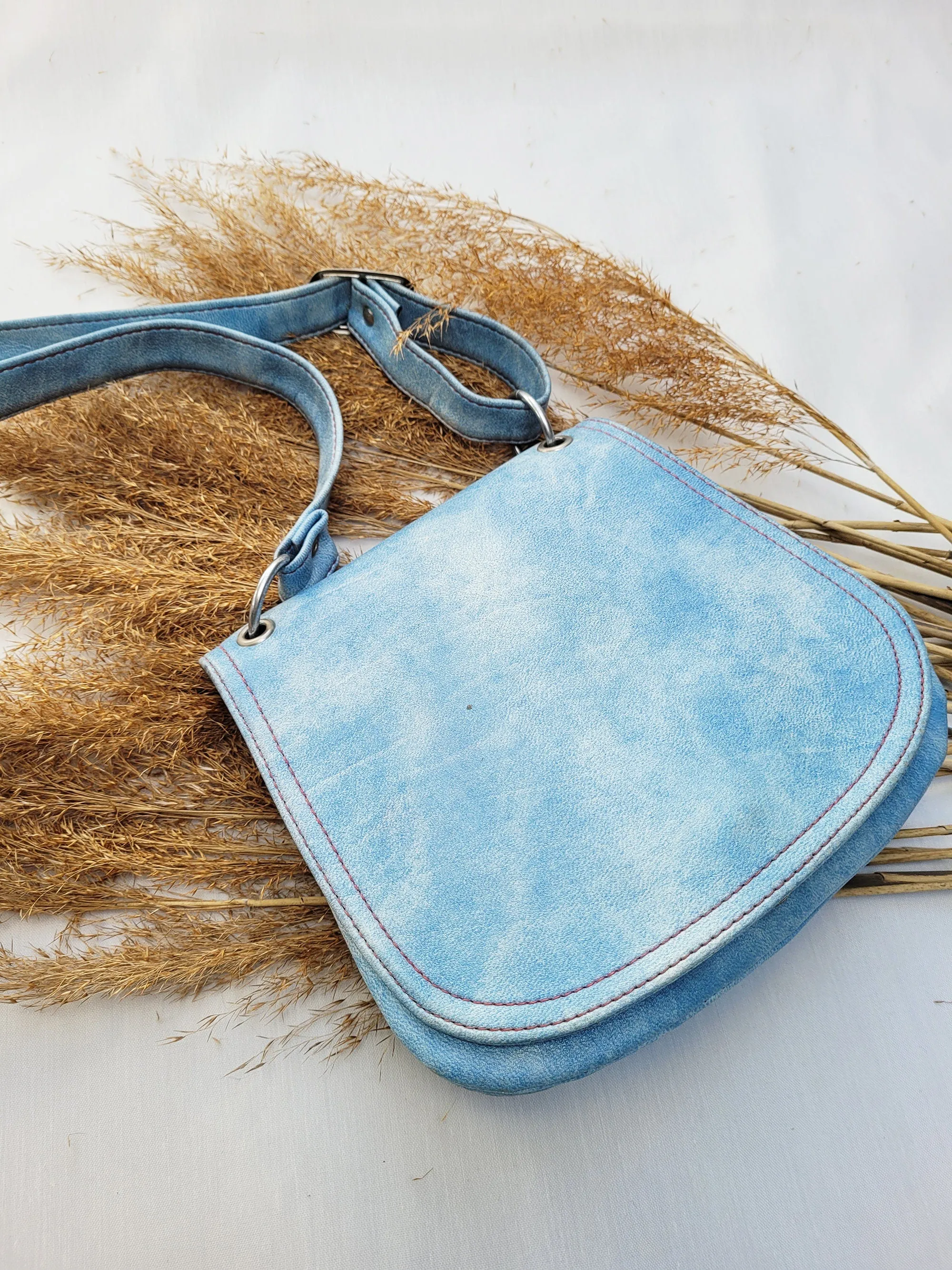 Vintage 70s blue leather saddle bag